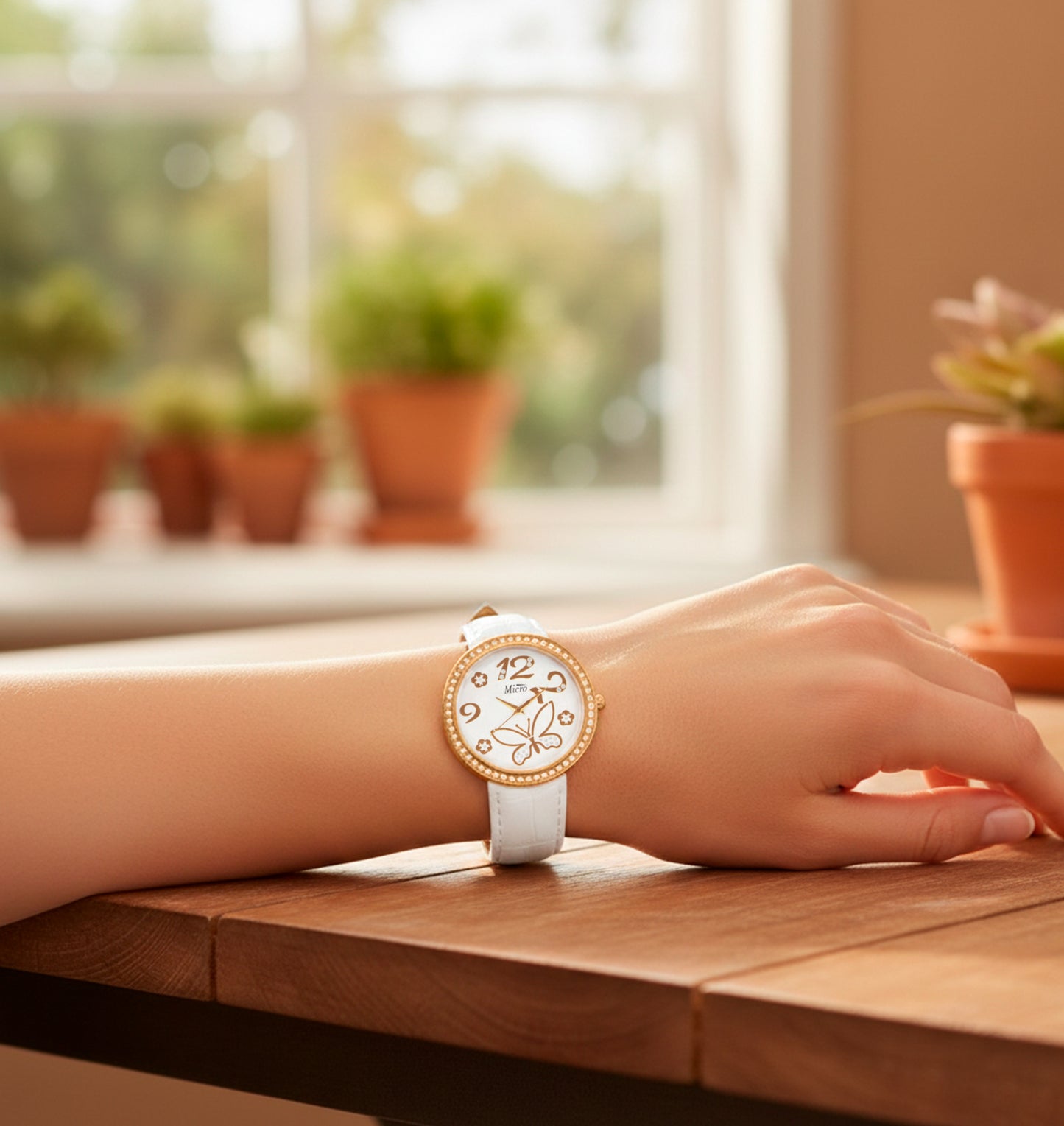 Reloj Micro Butterfly Gold – Correa Blanca, Cristales y Diseño Floral