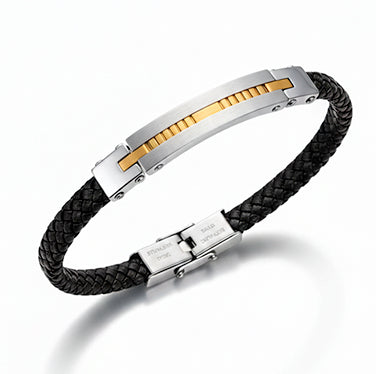 Pulsera de cuero negro con acero y detalle técnico
